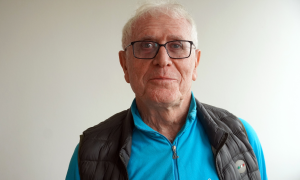Foto von Beno Salamander in Weste und blauen Pullover