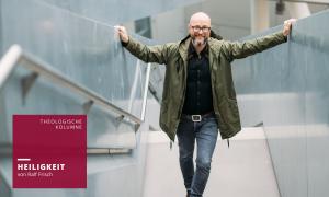 Ein Mann steht auf einer Treppe und schaut nach oben