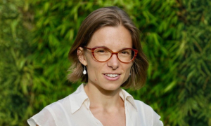 Bild von Pauline Sabrier draußen. Sie trägt eine Brille