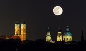 Kirchtürme und ein großer Mond