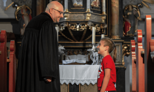 Ein Pfarrer und ein Junge