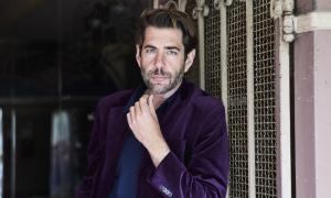 Ein Mann im lila Jacket