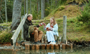 Mariengraben Filmbild mit jungen Mädchen und älteren Mann am Wasser