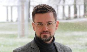Ein Mann mit Bart und Brille