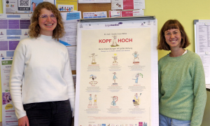Sozialpädagogin Marion Schlosser (li.) und Psychologin Johanna Mur von TAFF Rosenheim stehen nebeneinander. 