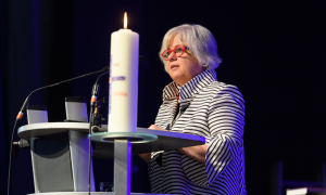 Synodalpräsidentin Annekathrin Preidel hält eine Rede