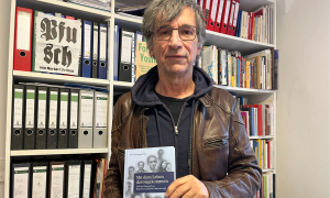 Thomas Muggenthaler vor einem Bücherregal