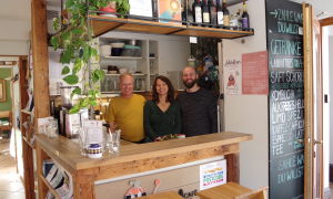Karsten, Uta, Jens Aschenbroich im Café Übrig hinter der Theke