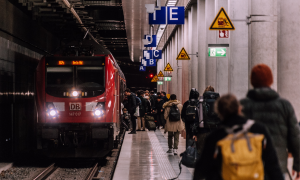 Bahngleis im Winter mit einfahrenden Regionalzug