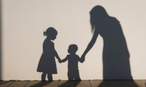 Die Schatten von zwei Kindern und einer Frau