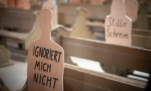 Kunstaktion im Frankfurter Dom betont Ausmaß sexualisierter Gewalt mit Figuren aus Holz und Aufschriften wie "Ignoriert mich nicht".