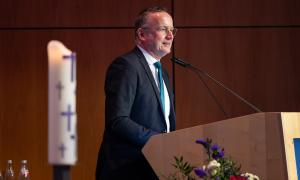Ein Mann am Rednerpult