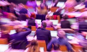 Synodale von hinten bei der Herbsttagung der Landessynode in Amberg 2025