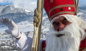 Der Nikolaus im Gas-Ballon auf dem Weg zum Christkind.  