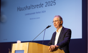 Der landeskirchliche Finanzchef, Oberkirchenrat Patrick de La Lanne am Rednerpult vor der Herbsttagung der Landessynode