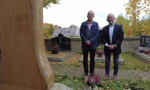 Ackermann und Münch gemeinsam auf dem Friedhof