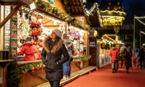 Eine Frau schlendert über einen Weihnachtsmarkt