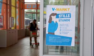 Plakat am Eingang des V-Markts in München