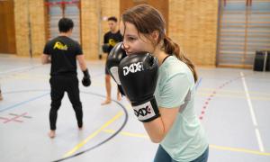Nora Falk beim Kickboxen in einer Sporthalle