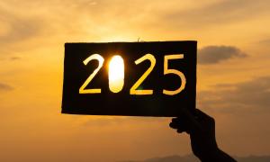 Ein Schild, auf dem 2025 steht
