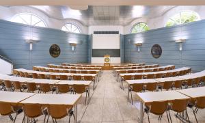 Leerer Vorlesungssaal der Hochschule für Philosophie München