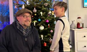 Ein Mann, ein Junge und ein Weihnachtsbaum