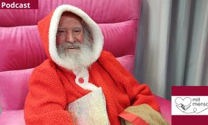 Nikolaus kommt ins Haus mit goldenem Buch und Geschenken