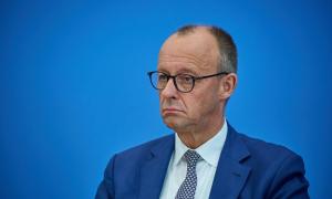 Bundeskanzler Friedrich Merz (CDU) vor blauem Hintergrund