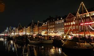 Boote und Häuser mit Lichterketten