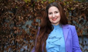 Eine Frau in blauer Bekleidung