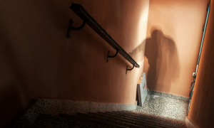 Der Schatten eines Menschen in einem Treppenhaus
