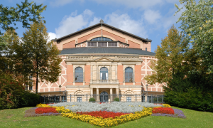 Festspielhaus Bayreuth von außen mit Blumen davor