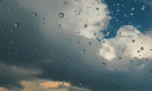 Regentropfen auf der Scheibe, der Himmel ist zugezogen