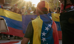 Ein Junge mit einer venezolanischen Flagge in einer Menschenmenge