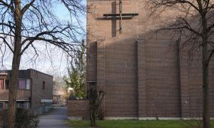 Backsteingebäude der Lätarekirche mit Kreuz von außen