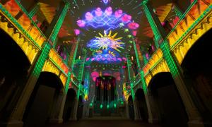 Bunte Lichter im Kirchenschiff im Altarraum von Sankt Markus