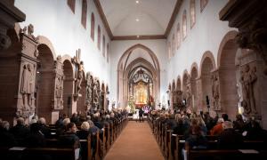  Trauerfeier mit vielen Gästen in der Stiftsbasilika St. Peter und Alexander in Aschaffenburg