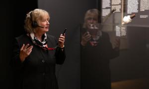 Kuratorin Hilke Thode-Arora vom Museum Fünf Kontinente in München mit Headset im Museum