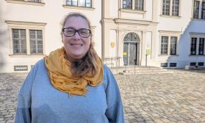 Lena Sponner vor dem Hollbau im Augsburger Annahof.
