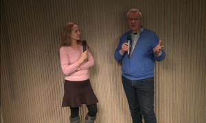 Eine Frau und ein Mann vor einer Wand