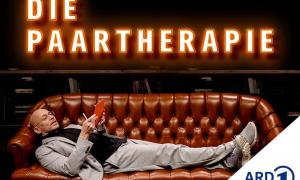 Eric Hegemann liegt auf dem Sofa, wo sonst die Paare bei der Paartherapie sitzen