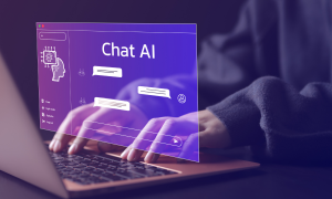 Jemand tippt am Laptop und chattet mit einer Künstlichen Intelligenz