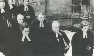 Schwarz-weiß-Foto der Ordinationsfeier mit Elisabeth Wolf und Elisabeth Neunzig