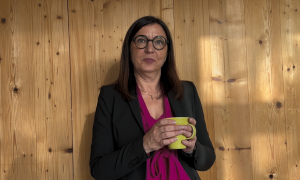 Eine Frau vor einer Holzwand