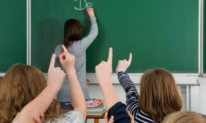 Schülerinnen melden sich während des Unterrichts