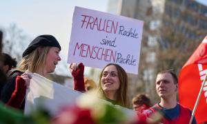 Demonstration am Weltfrauentag in Berlin 2025. Zwei Frauen mit Schild "Frauenrechte sind Menschenrechte".