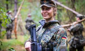Eine junge Frau (23) an der Waffe während der Basisausbildung auf dem Truppenübungsplatz der Panzerdivision in Munster