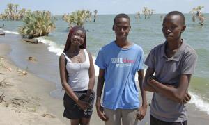 Die drei jugendlichen Hauptdarsteller aus "Nawi - Dear future me", Michelle Lemuya Ikeny, Benson Ekare Ewesit und Joel Liwan Dimoit (v.l.n.r.) am Ufer des Turkana-Sees