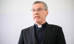Ein Mann mit schwarzem Gewand