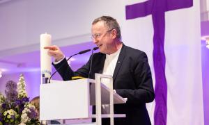 Ein Mann am Rednerpult